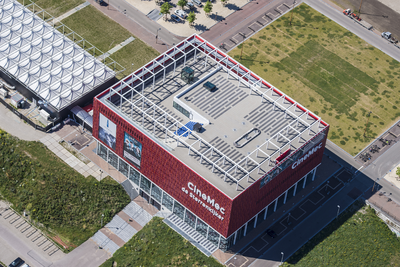 909158 Luchtfoto van de bioscoop CineMec de Sterrenkijker (Berlijnplein100) te Utrecht.N.B. De naam CineMec de ...